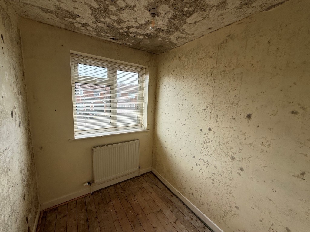 Lot: 114 - THREE-BEDROOM HOUSE FOR IMPROVEMENT AND REPAIR - Bedroom 3 with window to front and mould on the walls and ceiling